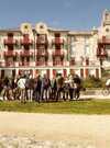 groupe devant l'ex-Grand Hôtel Maguy LESSARD
