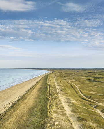 vue-aerienne-plage-plouharnel_c_alexandre_lamoureux_2_1656x1103.jpg