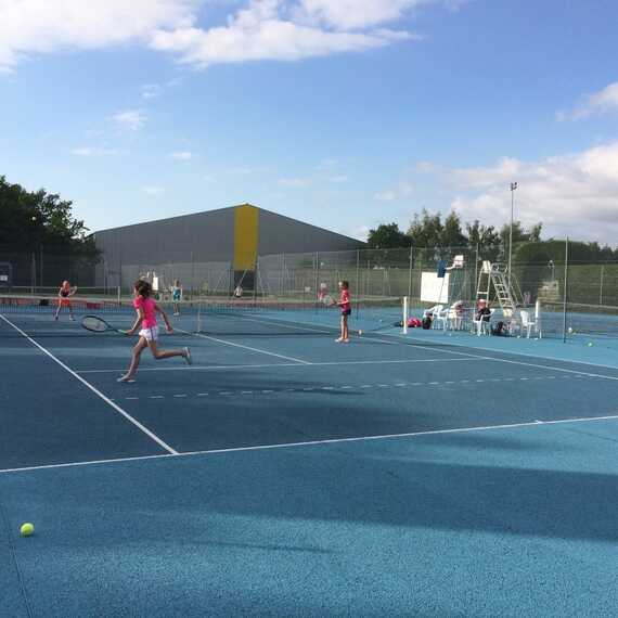 Tennis club d'Erdeven sur la Ria d'etel en Baie de Quiberon, Bretagne Sud 