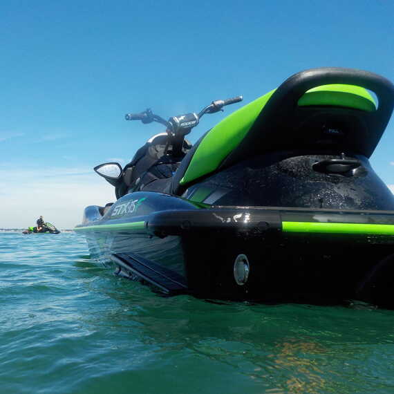 Activité de loisirs en Baie de Quiberon le Jet ski et la bouée tractée