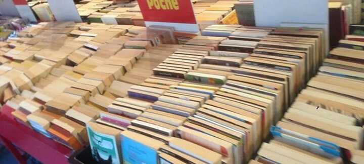 Le banchine di libri, vinili e cartoline Le banchine di libri, vinili e cartoline