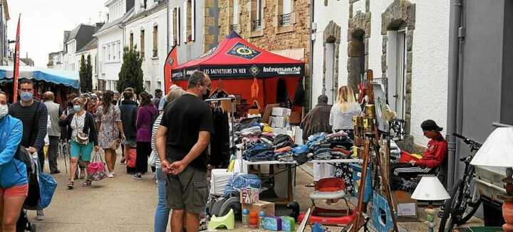 Grand déballage dans les rues d'Etel Grand déballage dans les rues d'Etel