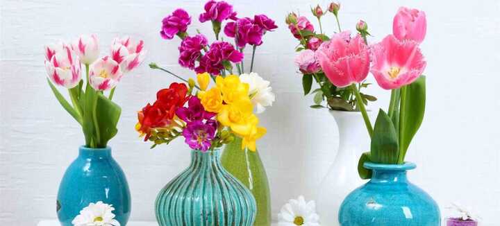 Composition florale avec vase