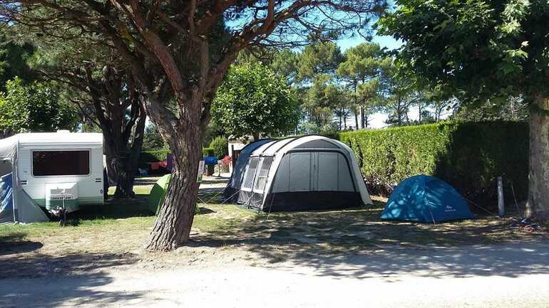 Des emplacements spacieux au camping de la Tour à 300 m de la mer