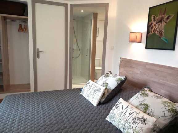 CHAMBRE-VUE-DOUCHE
