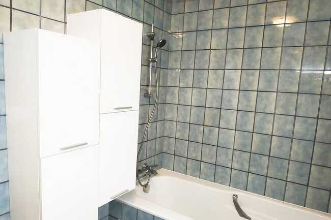 Une-SDB-avec-une-grande-baignoire-et-de-nombreux-rangements