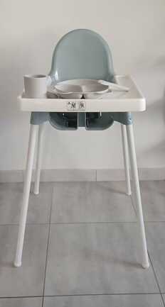Chaise haute et couverts bébé