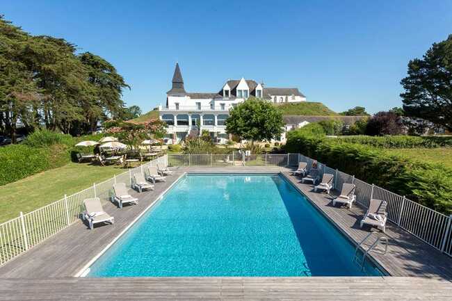 Piscine et jardin hôtel du Tumulus