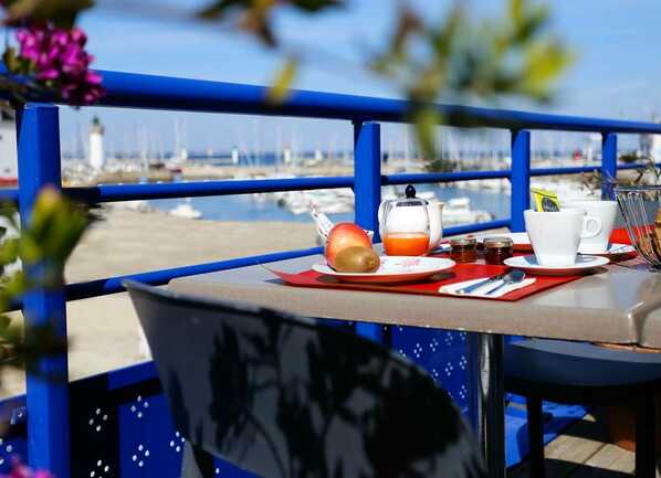 Petit-déjeuner sur la terrasse