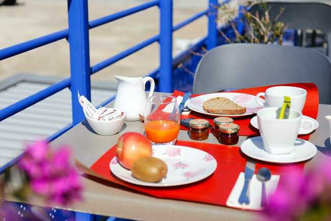 Petit-déjeuner sur la terrasse