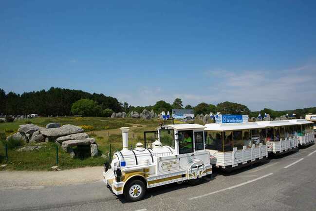 Petit-train-touristique-Carnac-Morbihan-Bretagne-Sud