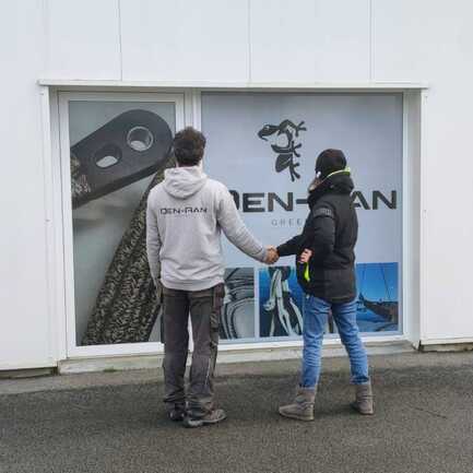 Client et technicien DEN-RAN devant la devanture - 1