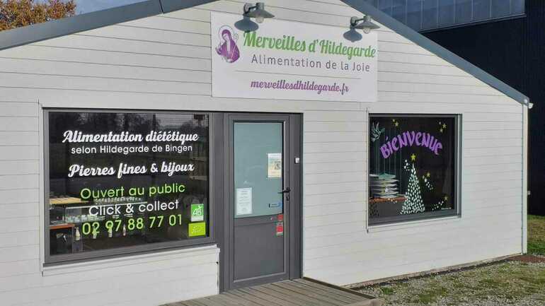 93_Pluvigner_Merveilles d'Hildegarde_façade magasin_7091