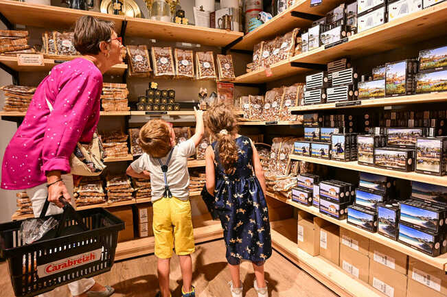 22-10 Mamie et petits enfants rayon caramels magasin d'usine - CBZ © Loïc KERSUZAN-Morbihan Tourisme