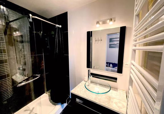 Salle de bain attenante à la chambre