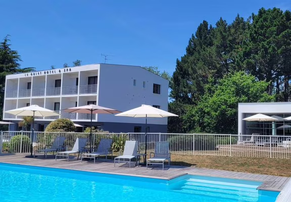 photo-hotel-vue-piscine-min