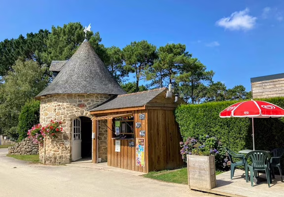 01-Lomariaquer_Camping de la Tour_Accueil et Snack