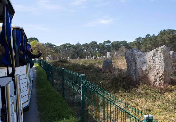 Petit-train-touristique-Carnac-Morbihan-Bretagne-Sud