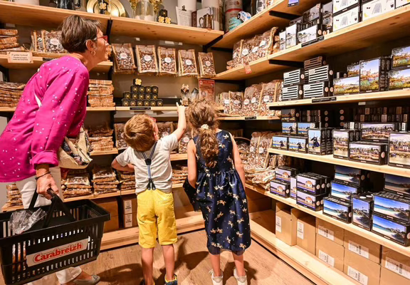 22-10-Mamie-et-petits-enfants-rayon-caramels-magasin-d-usine---CBZ---Loic-KERSUZAN-Morbihan-Tourisme-2